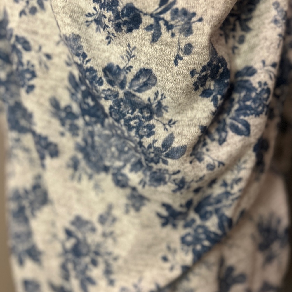 👩🏽‍🍼BEST NURSING SWEATER EVER. Size M Jessica Simpson. Multiple ways to wear. - Picture 11 of 15